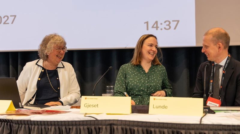Dirigentskapet under Kirkemøtet 2025 er Lill Tone Grahl-Jacobsen, Agnes Sofie Gjeset og Erik Lunde. Foto: Den norske kirke