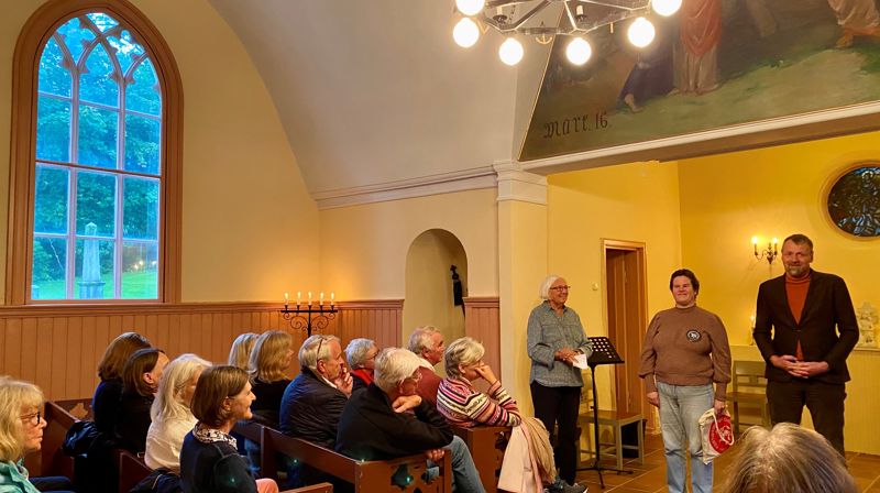 Jorunn Wiik fra Tangen kapells komité mottar diplom og pengegave fra Fortidsminneforeningen, representert ved Emdal og Ole Jakob Holt . Foto: Elisabeth Helgeland Wold