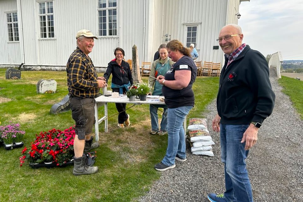 Trenger du blomster til grava, eller har du spørsmål om vedlikehold av gravsteinen?