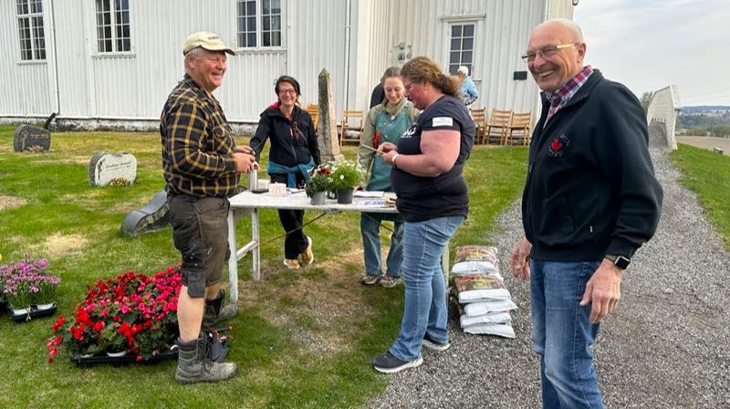 Trenger du blomster til grava, eller har du spørsmål om vedlikehold av gravsteinen?