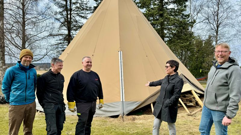 Fra venstre Terje Løvstad, Svein Erik Dokken og Roar Mork fra dugnadsgjengen, og menighetsrådsleder Jane H. Aambakk og sokneprest Jakob Furuseth