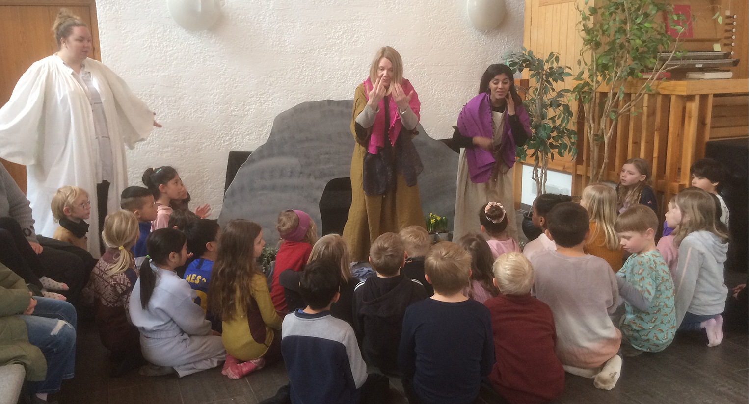 Rikke M. Solli og Anna Lena Andersen fra Solkollen barnehage forteller påskehistorien til barn på påskevandring i kirka. Trosopplærer Ann-Carina R. Reve (t.v.) er engel for anledningen.