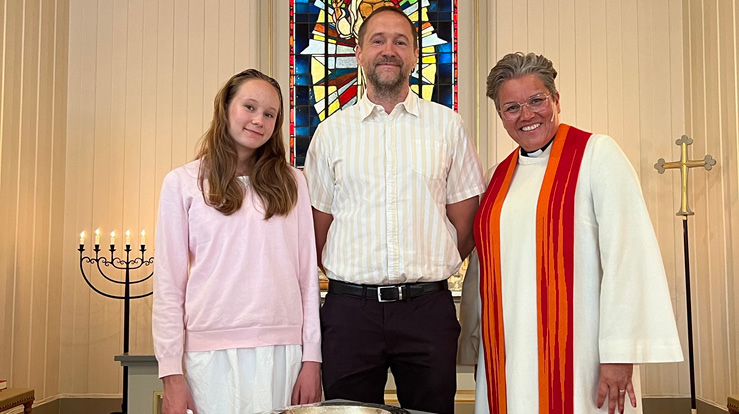 Linnéa og Anders Eriksson er blant de åtte som vart døypt i Slemmestad kirke.