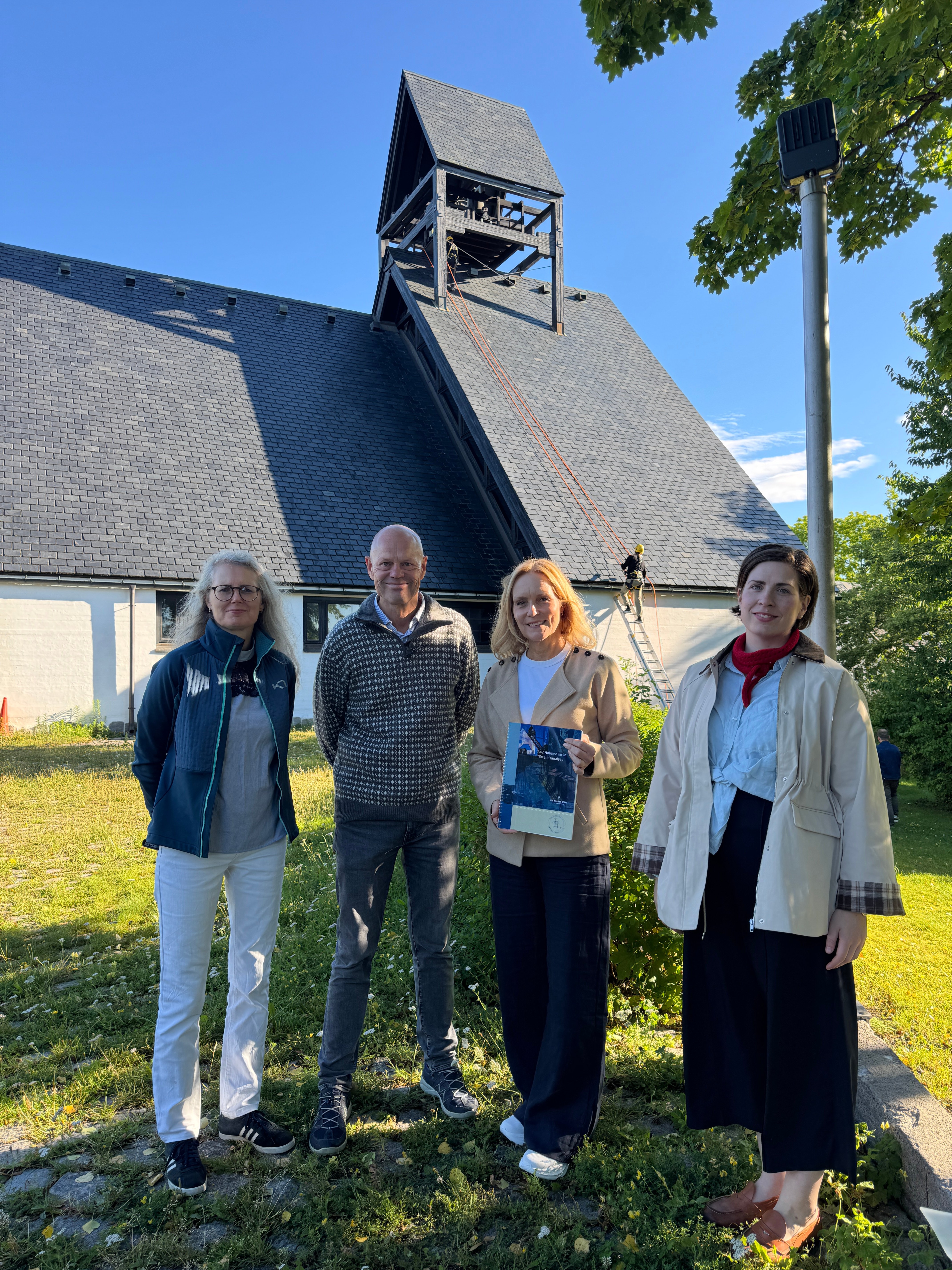 Befaring med Riksantikvaren i Holmen kirke. Fra venstre daglig leder i Holmen Solveig Elin Bru Olsen, kirkesjef John Grimsby, riksantikvar Hanna Geiran og kirkelig fellesråds rådgiver Marthe Fjøse (Foto: Asker kirkelige fellesråd)