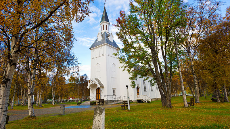 Kirken gir en meningsfull og trygg ramme for avskjeden. Foto: Nordreisa kirke. Ørjan Bertelsen
