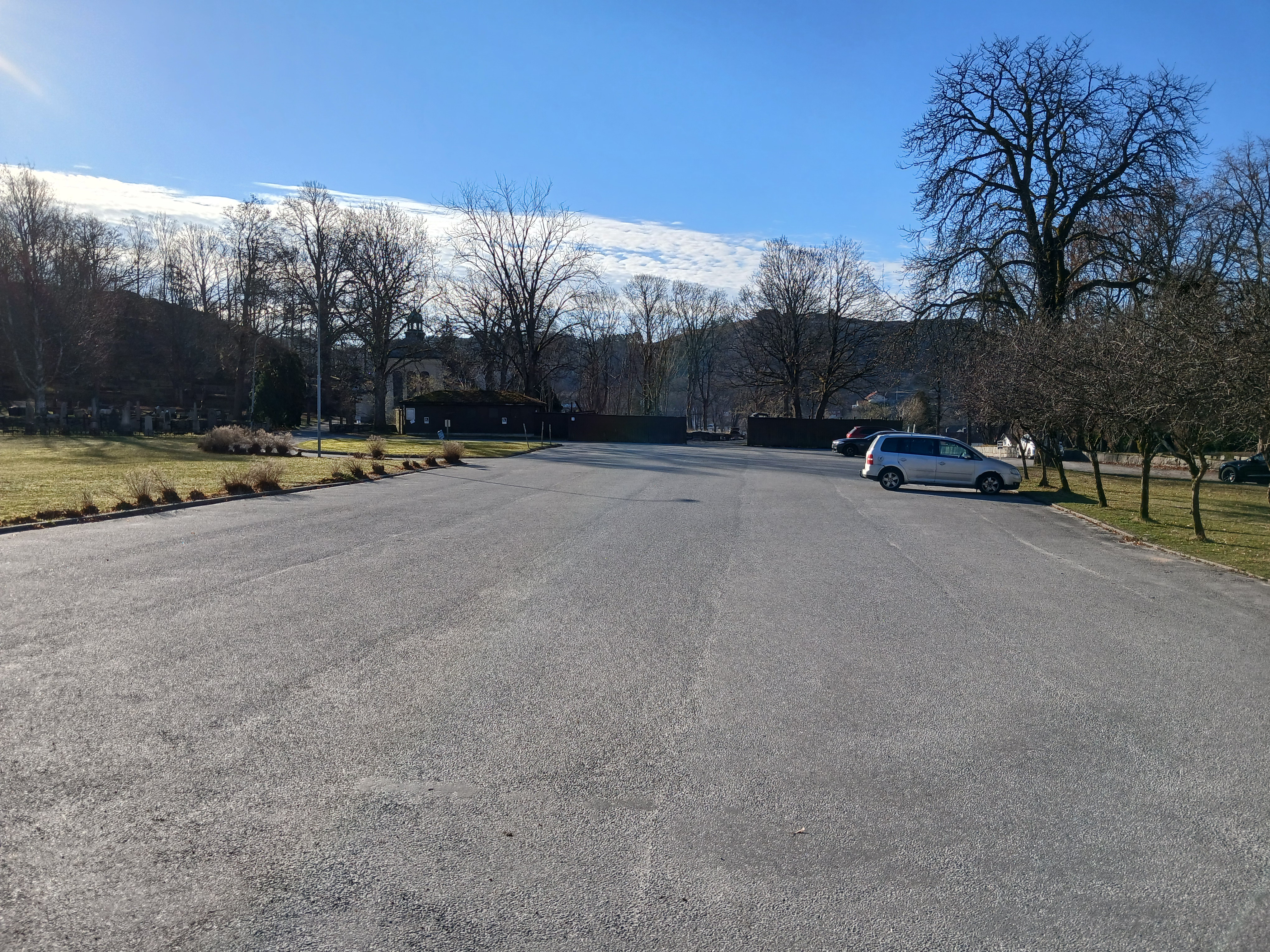 Parkeringsplassen ved Os kapell