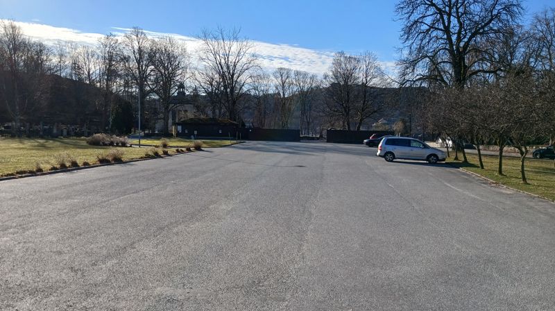 Parkeringsplassen ved Os kapell