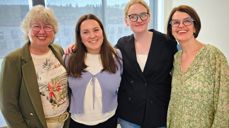 Fremover blir det mer samarbeid mellom bispedømmerådet og ungdomsrådet i Tunsberg. Fra venstre ser vi Lill Tone Grahl-Jacobsen, leder i bispedømmerådet, Bleona Johannessen, nestleder i ungdomsrådet, Frida Adeleide Hestnes, leder i ungdomsrådet, og Gunnbjørg Furuset, nestleder i bispedømmerådet. Foto: Eigil Morvik