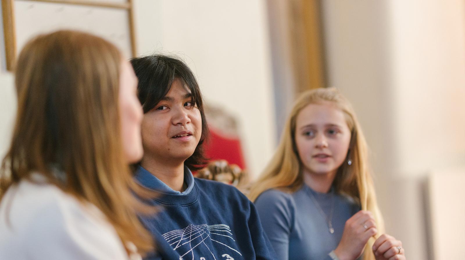 Ønsker du å kjenne deg tryggere i livet? Da kan det være godt med en trygg samtale. Det kan du få i en Meningen med meg-gruppe. Foto: Den norske kirke