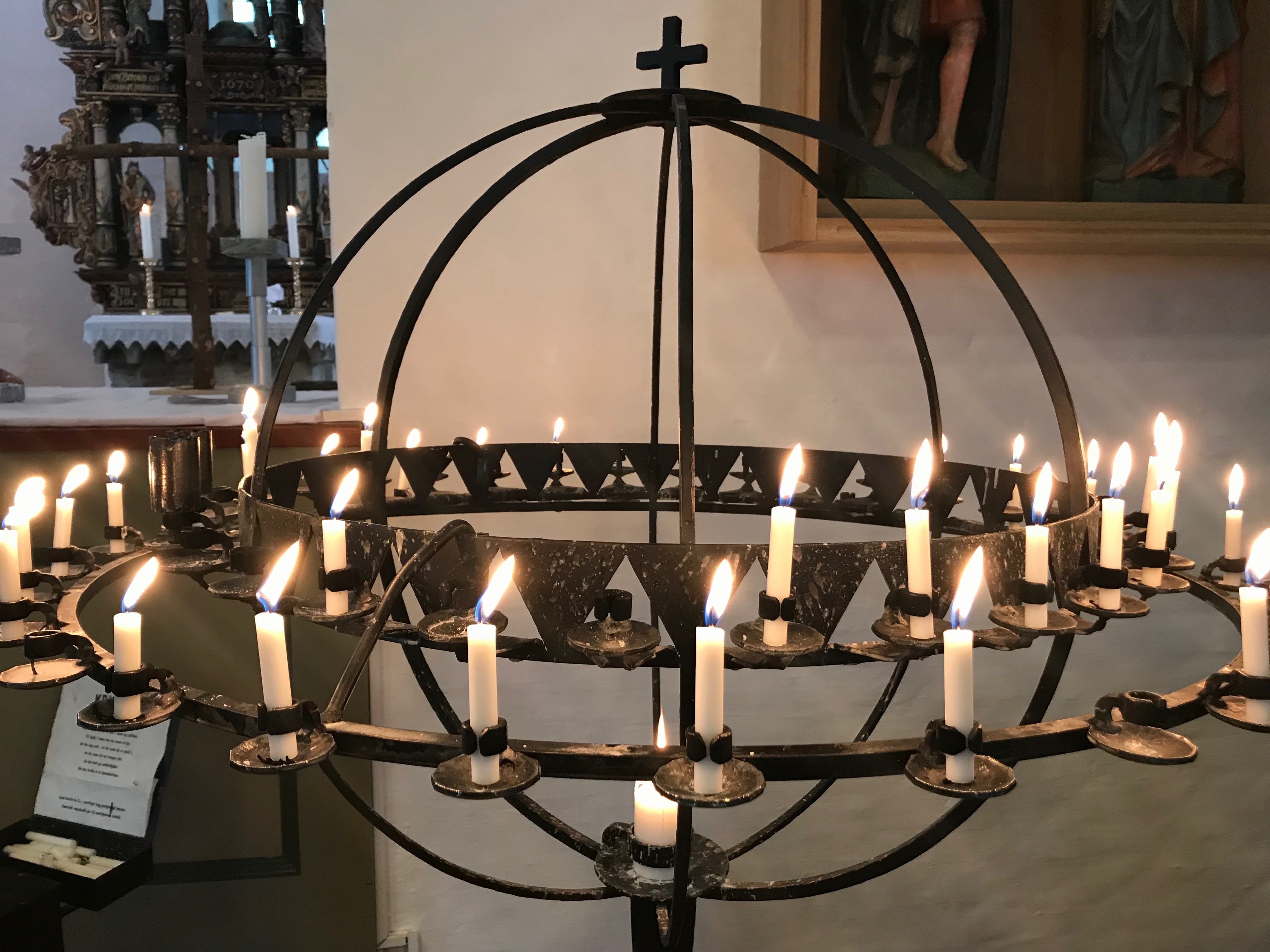 Lysgloben i Bodin kirke (foto: Torill I. Edvardsen)