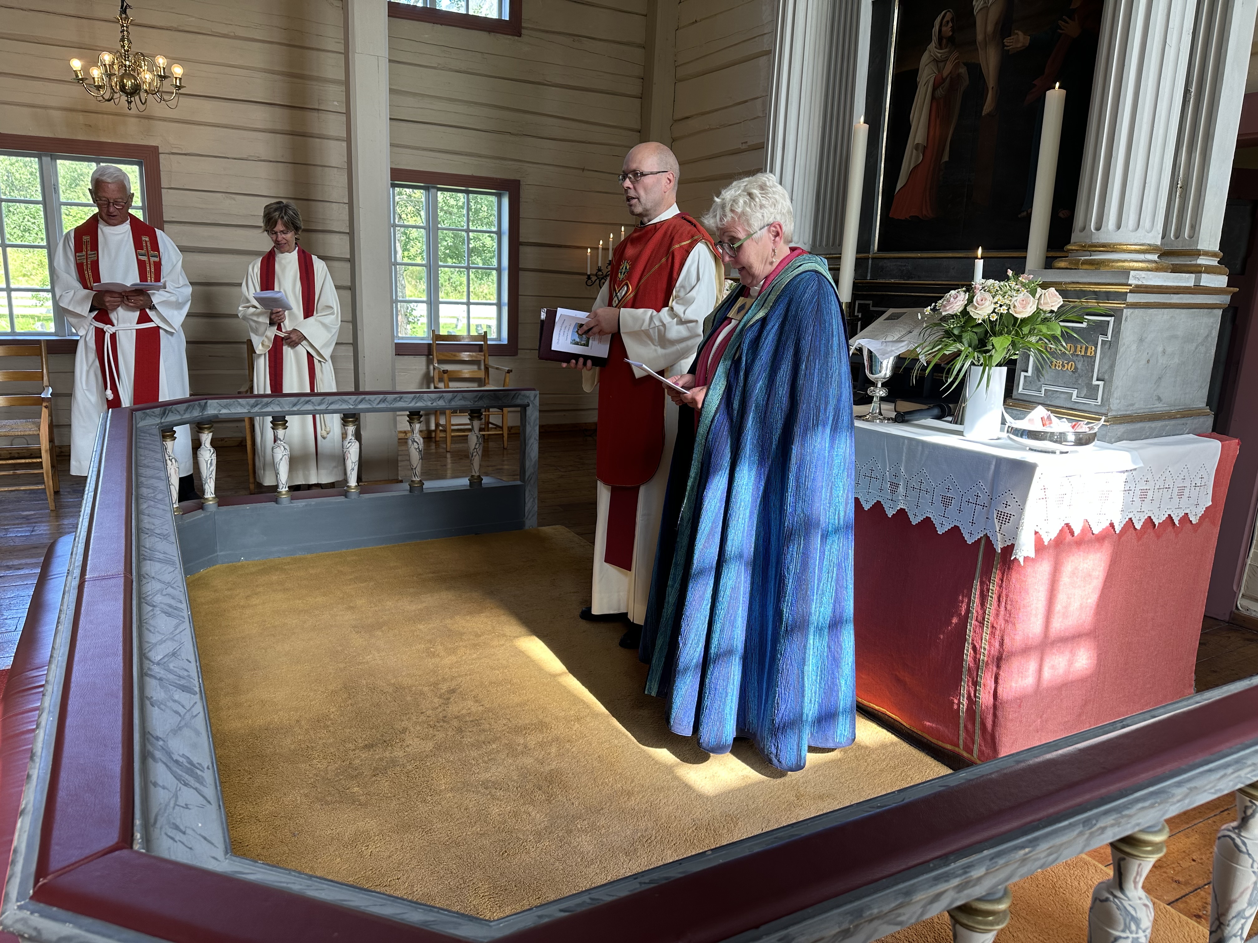 Sokneprest Robert Høstland og biskop emerita Ann-Helen Fjeldstad Jusnes under ordinasjonen i Lurøy kirke.