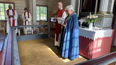 Sokneprest Robert Høstland og biskop emerita Ann-Helen Fjeldstad Jusnes under ordinasjonen i Lurøy kirke.