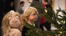 Foto: Hans Jakob Heimvoll. Bilde av to barn som ser på et pyntet juletre.