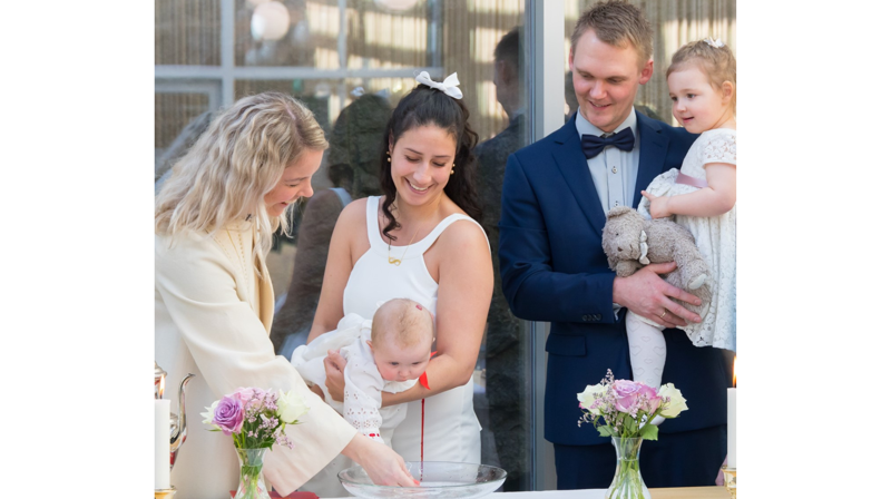 Dåp og bryllup på samme tid. Foto Odd Arne Nomedal