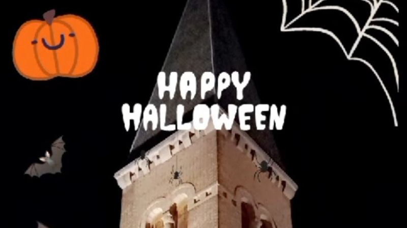 Bilde av Lovisenberg kirketårn med teksten Happy Halloween, et smilende gresskar og en flaggermus.