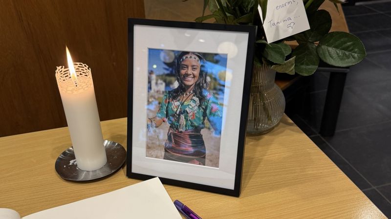Bilde av bord med kondolanseprotokoll og bilde av Tamima Nibras.