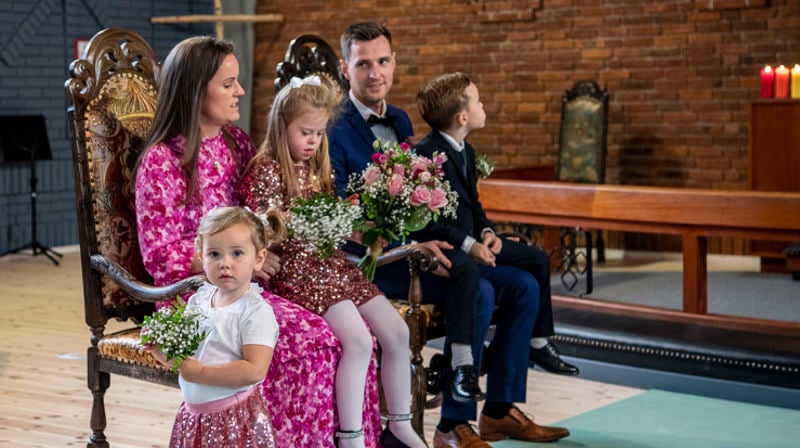 Marte Haugsrud Smedseng (37) og Morten Johan Nordahl (32) giftet seg i et drop-in-bryllup i fjor. Med i seremonien var barna Agnes (2) , Olai (6) og Inga (7). Foto: Øivind Rånes, Namdalsavisa 