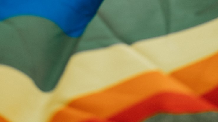 Glimt av et regnbueflagg