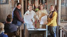 Dean Lee Batson, bishop Helen-Ann, biskop Ingeborg Midttømme, domprost Grethe L. Johnsen viser fram de signerte avtalene foran alteret i Grip stavkirke.