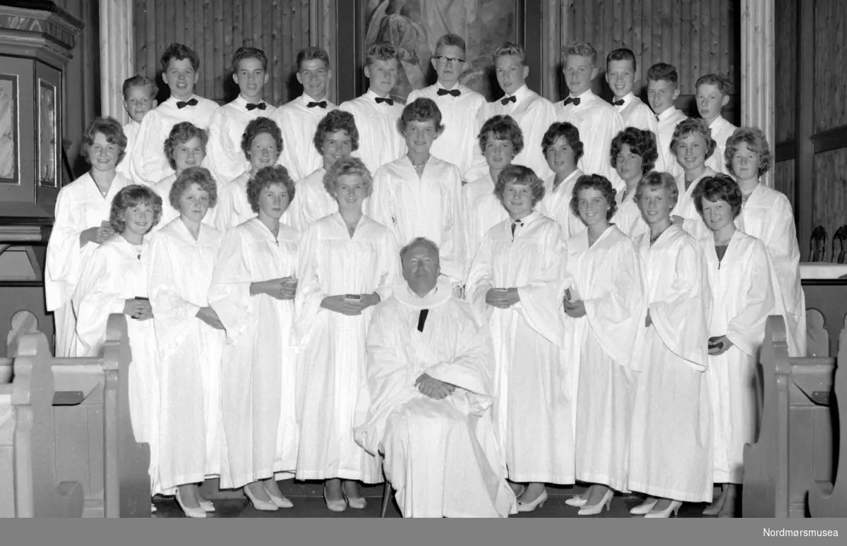 Konfirmanter ved Frei kirke på Frei i Kristiansund kommune. Bildet er datert til 1960. Fotograf er Nils Williams. Fra Nordmøre museums fotosamlinger.