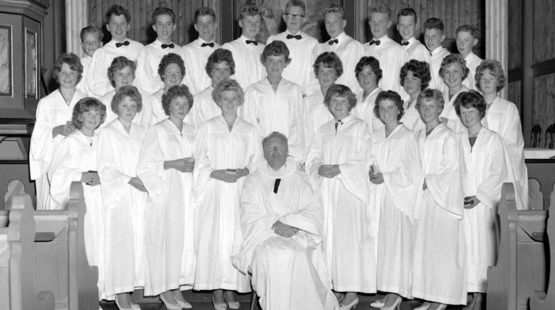 Konfirmanter ved Frei kirke på Frei i Kristiansund kommune. Bildet er datert til 1960. Fotograf er Nils Williams. Fra Nordmøre museums fotosamlinger.