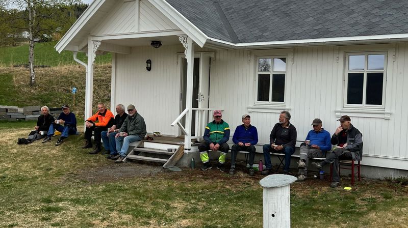 Velfortjent matpause! F.v. Knut Ove Hennum, Hans Asheim, Rolf Rogstad, Tor Brattvold, Trond Vatn, Øyvind Langseth, Ola Kjørli, Ove Gussiås, Halvor Skaar, Ola Lyseng. (Foto: Håvard Meisdalshagen)