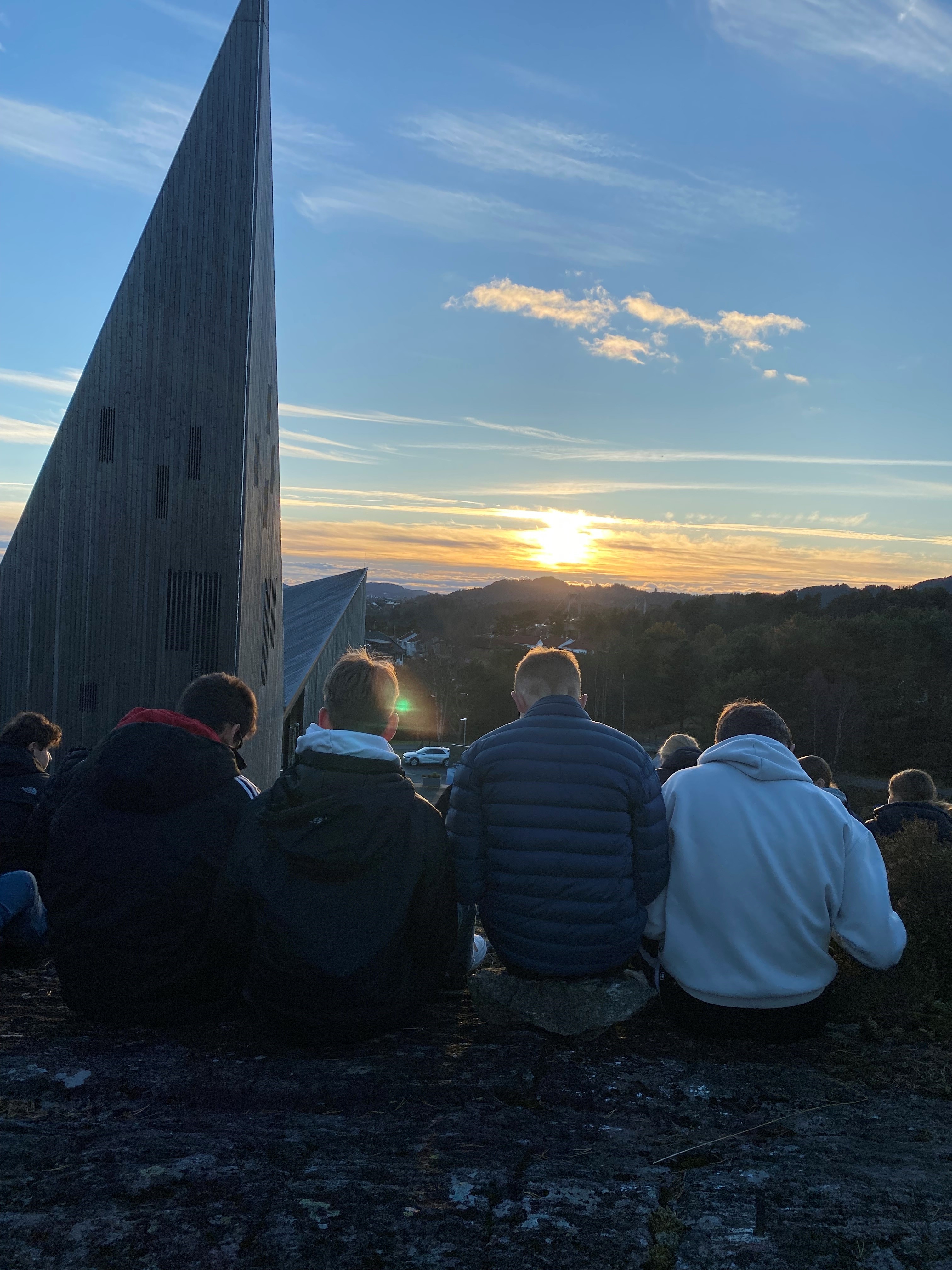 Konfirmantar på Friluftsgruppa har undervisning ved Knarvik kyrkje ein fin haustkveld.