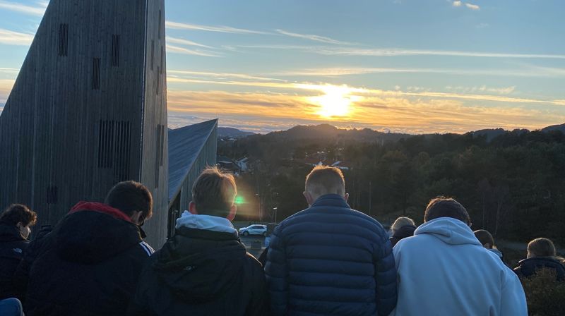 Konfirmantar på Friluftsgruppa har undervisning ved Knarvik kyrkje ein fin haustkveld.