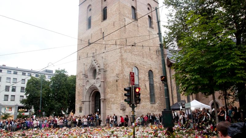 Blomsterhav utenfor Oslo domkirke i juli 2011. Foto: Pål Hermansen / NTB.
