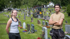 Kaja (16) og Erik (21) er sommervikarer på kirkegårdene i sommer. Foto: Anders Nyhuus