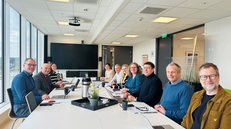 Prostisamtale med Hallingdal prosti. Fra venstre er stiftsdirektør Eigil Morvik, biskop Jan Otto Myrseth og HR-leder Kristin Brønn ved bispedømmekontoret i samtale med prost i Hallingdal Sveinung Hansen (nærmest) og kirkevergene Didrik Hjort (Nes), Anders Ilsøy (Hol), Irene Markegård (Hemsedal), Martha Kristin Gaptjern (Flå), Kjellfred Dekko (Gol og Herad) og Svetlana Anistreatenko Tosa (Ål). Foto: Torill Landaasen