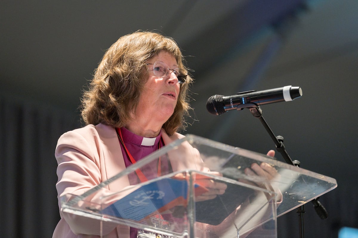 Biskop Ingeborg Midttømme på talerstolen under sentralkomitémøtet i Kirkenes verdensråd i Sør-Afrika. Foto: Albin Hillert/WCC