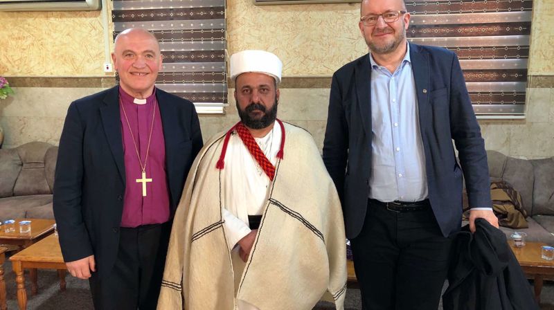 Møte med leder for jesidiene i Nord- Irak. Fra venstre: biskop Jan Otto Myrseth, jesidienes åndelige leder, Baba Sheikh og internasjonal direktør Einar Tjelle.  (Foto: privat)