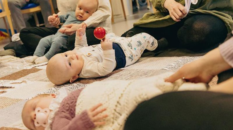 Babyer på gulvet på generasjonssang - Foto Den norske kirke - Kirkerådet