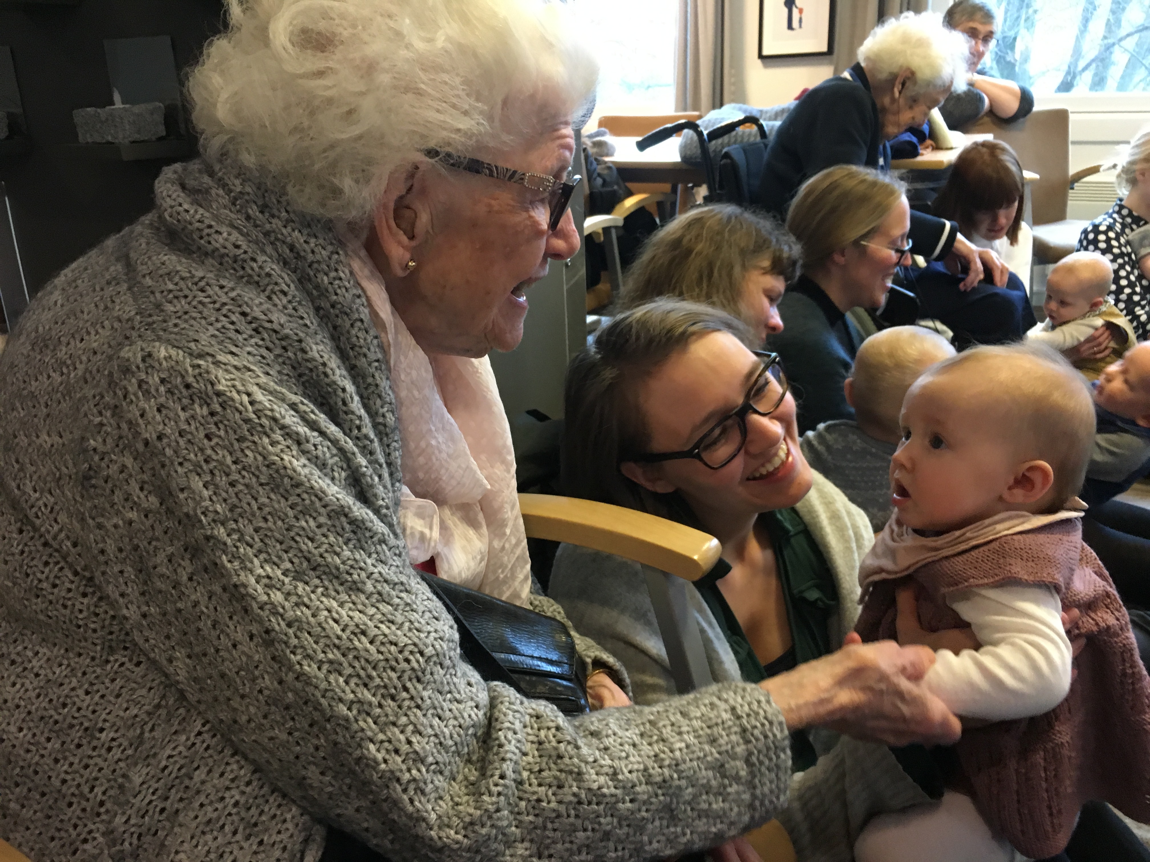 Ane Hermansen tar gjerne med seg datteren Sigrid på 8 måneder på generasjonssang. Der møter de eldre og får god kontakt.  Tekst og foto: Eleni Maria Stene