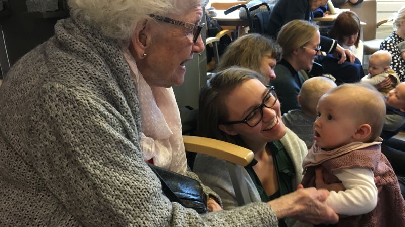 Ane Hermansen tar gjerne med seg datteren Sigrid på 8 måneder på generasjonssang. Der møter de eldre og får god kontakt.  Tekst og foto: Eleni Maria Stene