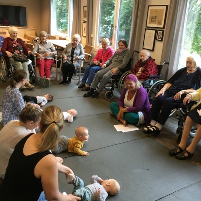 En gang i måneden synger og leker babyer, foreldre og eldre på generasjonssang på Sofienberghjemmet. En gang i måneden synger og leker babyer, foreldre og eldre på generasjonssang på Sofienberghjemmet.
