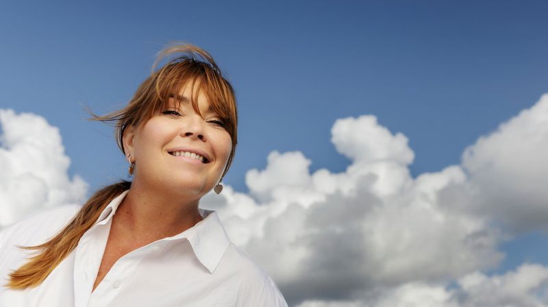 Solveig Slettahjell (f.1971) har utgitt 16 album i eget navn og gjort utallige konserter i Norge og utlandet gjennom mer enn 25 år.