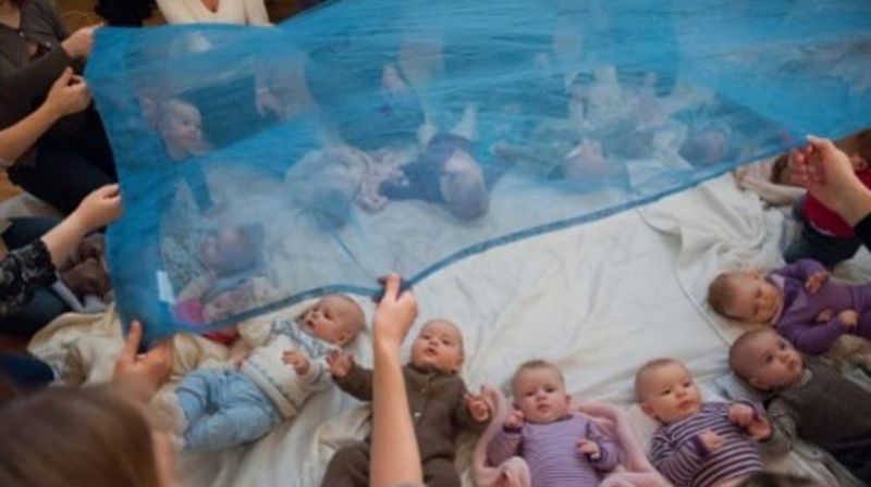 Babysang - babyene lytter til sang fra foreldrene. Foto: Torstein Ihle