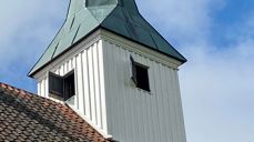 Ut gjennom gluggene i tårnrytteren på Skoger gamle kirke kan man igjen høre lyden av kirkeklokker. I alle fall den ene av to.