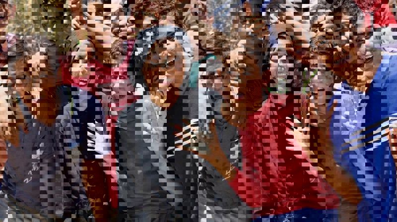 Hver uke får barnas familier besøk av en diakonal medarbeider som følger opp hele familien – med mat, praktisk hjelp, en kort andaktsstund og annen oppfølging de trenger hjelp til. Foto: Stefaniusalliansen