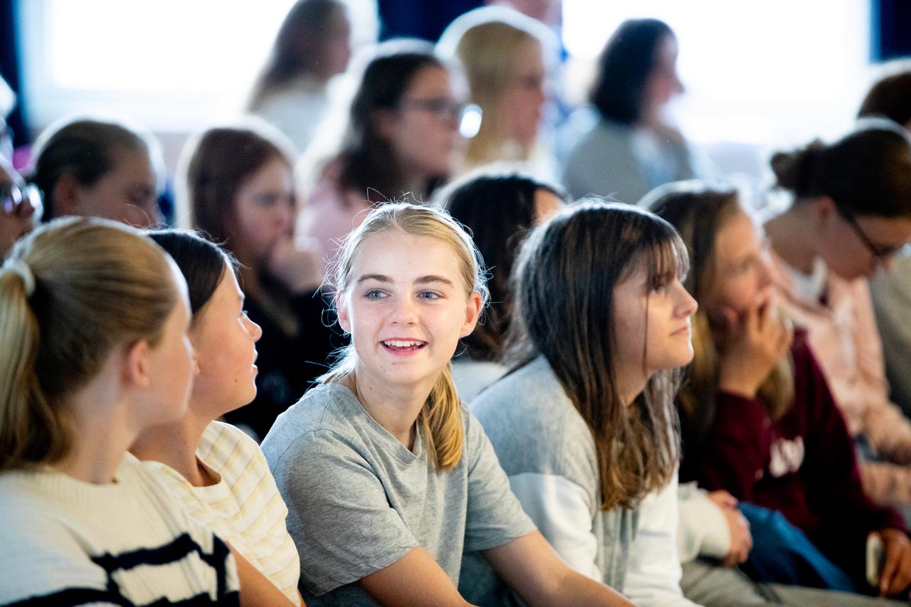 Konfirmantjenter p&aring; samling