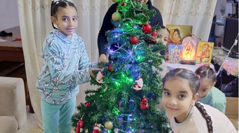 Bilde: Noen av barna på barnehjemmet pynter juletreet. Foto: Stefanusbarna.