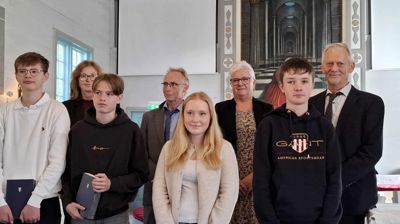 Helleland På sitt beste: Første rekke årets konfirmanter: Anker Andreas Hetland, Kevin Hetland Sørensen, Linnea Skipstad, Vidar Kvinen.                                                                        Andre rekke gullkonfirmanter: Solfrid Nordmark, Arild Hovland, Ingun (Mydland) Løtoft og Olav Grøsfjeld. FOTO: Audhild Grøsfjeld