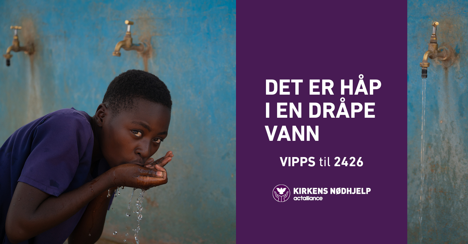 Bilde Fasteaksjonen. Bilde av afrikansk gutt som drikker vann fra kran. Lilla banner med teksten "Det er håp i en dråpe vann. Vipps til 2426 Kirkens nødhjelp actalliance"