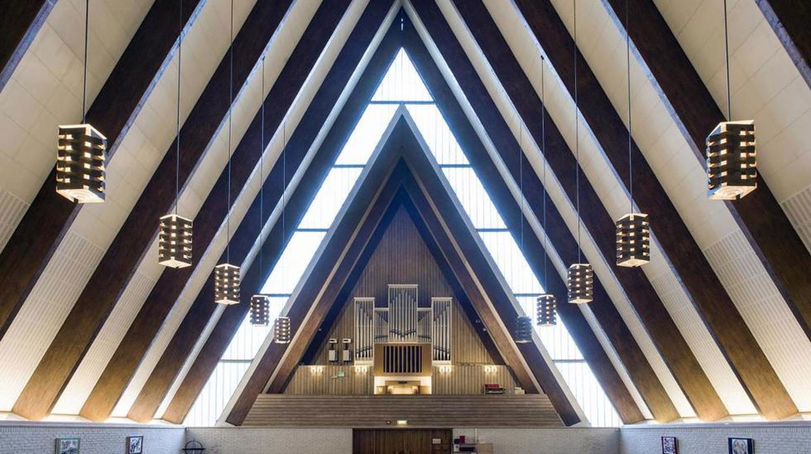 I både bokstavelig og overført forstand er det høyt under taket i Biskopshavn kirke. (Foto: Joel Bijou Irudayam)