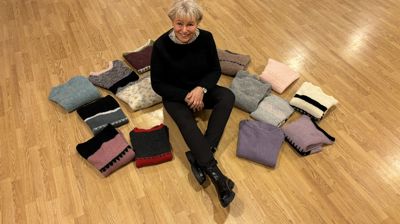 Liss-Berit og noen av de mange genserne hun strikket under pandemien