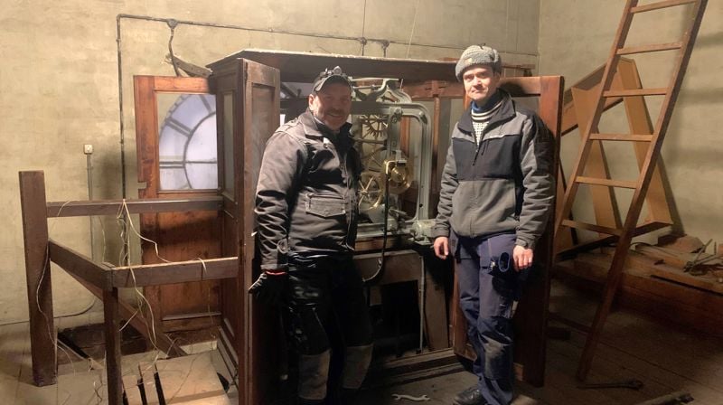 Storurmakerne Terje Skaugvold og Erik Magnus Mørk har reparert det automatiske opptrekket og restaurert møbelkassa.