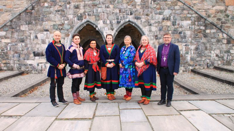 På bildet fra venstre: Svend Peder Vesterfjell, Mathis Eira, Anna Lisa Westerfjell, May Bente Jönsson, Jorunn Jernsletten, Inga Lill Sundset, Biskop Svein Valle. Foto: Kristine Aslaksdatter Siri. Den norske kirke.