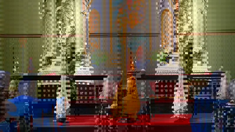 Henrik Sørensens dekorasjon i korbuen i Holmsbu kirke. (Foto: Jan Lillehamre)